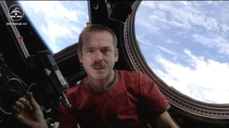 Chris Hadfield natočil první klip ve vesmíru