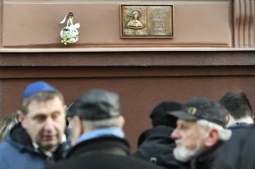 Pamětní deska v Plzni připomíná židovskou dívku Kohnovou. Její deník schovávala prateta