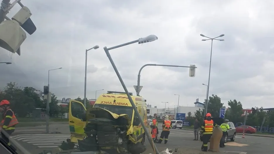 Nehoda sanitky a auta u Brna