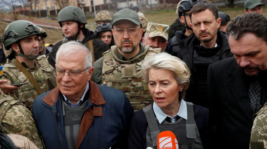 Josep Borrell, Ursula von der Leyenová a Eduard Heger v Buče