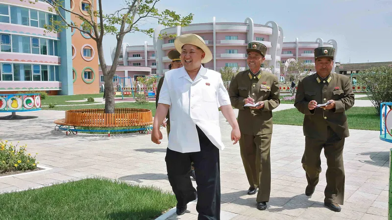 Kim Čong-un kouká na vylidněný exteriér dětského domova ve Wonsanu