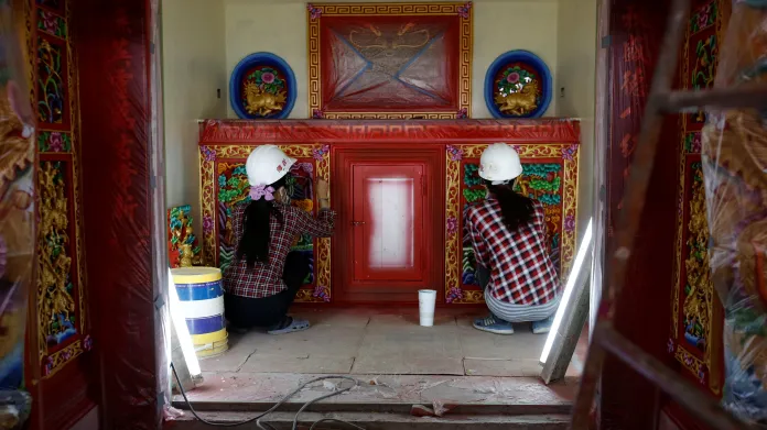 Práce na výzdobě chrámu