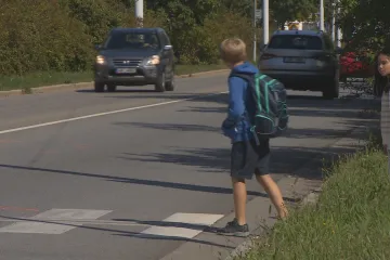 Přibývá dopravních nehod s dětmi. Riziko zvyšují rodiče, kteří vozí potomky do škol autem