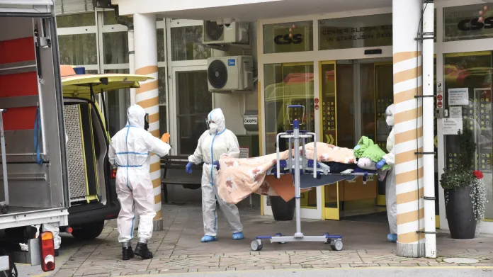 Slovinští zdravotníci převážejí pacienta s koronavirem