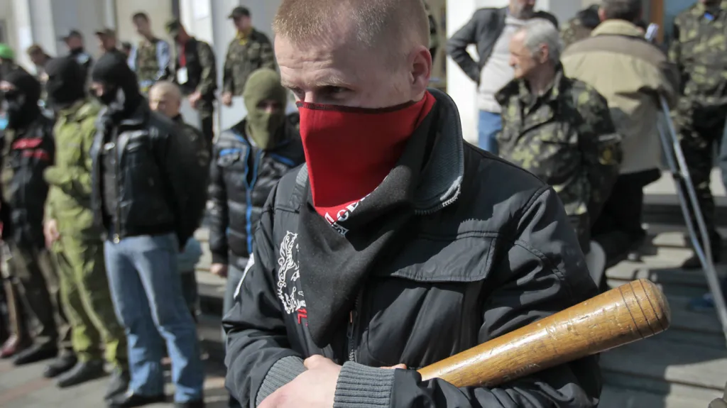 Členové Pravého sektoru před parlamentem v Kyjevě