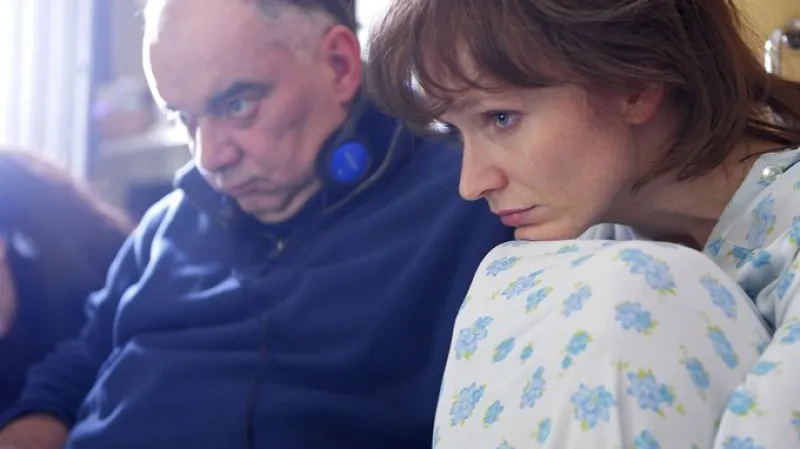 Režisér Ondřej Trojan a herečka Aňa Geislerová při sledování denních prací na filmu Občanský průkaz