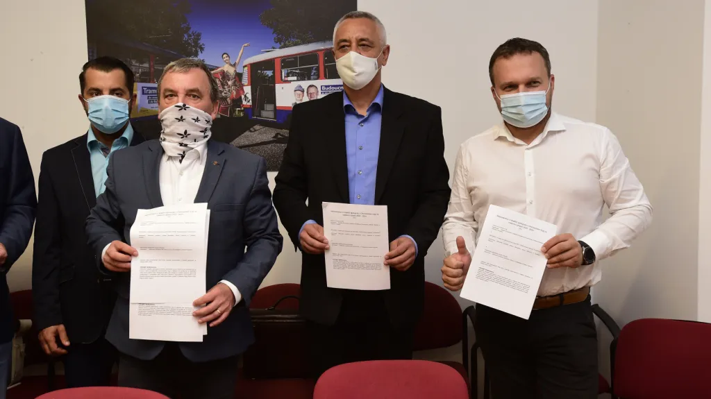 Dalibor Horák (ODS), Josef Suchánek (Piráti a STAN) a Marian Jurečka (KDU-ČSL) po podpisu memoranda
