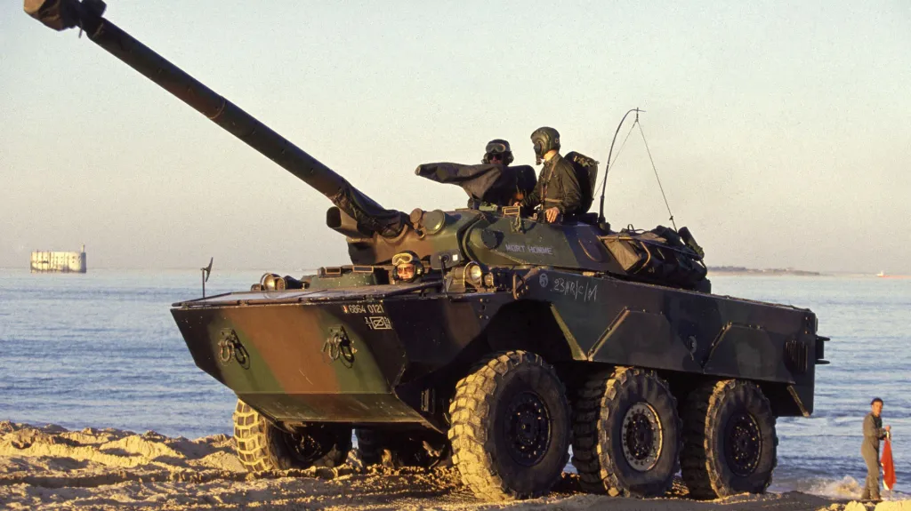 Francouzské obrněné vozidlo AMX-10 RC během cvičení v roce 2003