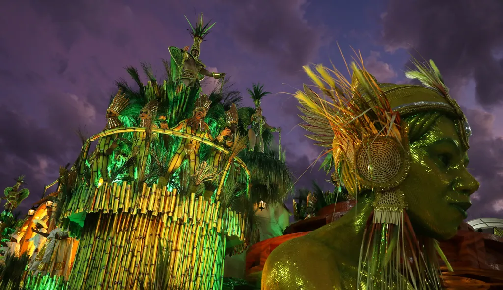 Přehlídka tanečních škol na Sambodromu během karnevalu v Riu 2018