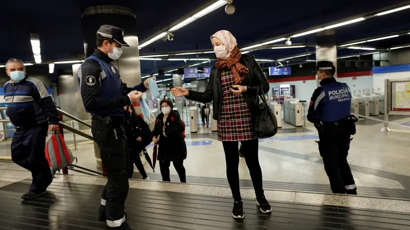 Policie v Madridu rozdává během karantény roušky