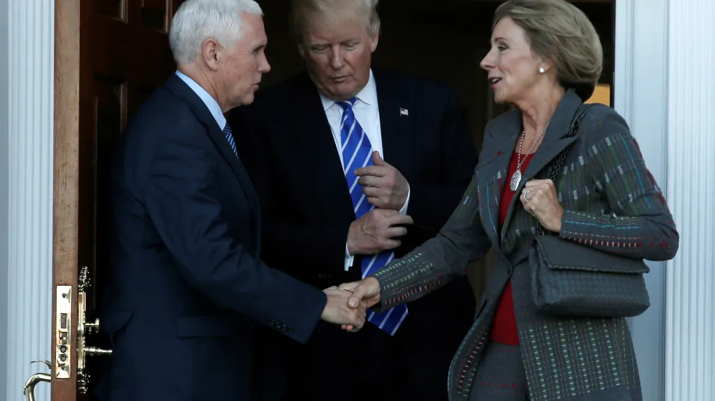 Donald Trump a Mike Pence po setkání s Betsy DeVosovou