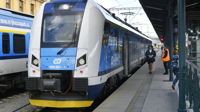 Nové jednotky RegioPanter v Plzeňském kraji začaly jezdit na spěšných vlacích do Karlových Varů, nově nahradí i staré soupravy na osobních vlacích do Berouna