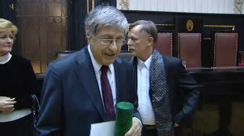 Ivan Klíma při přebírání Ceny Karla Čapka