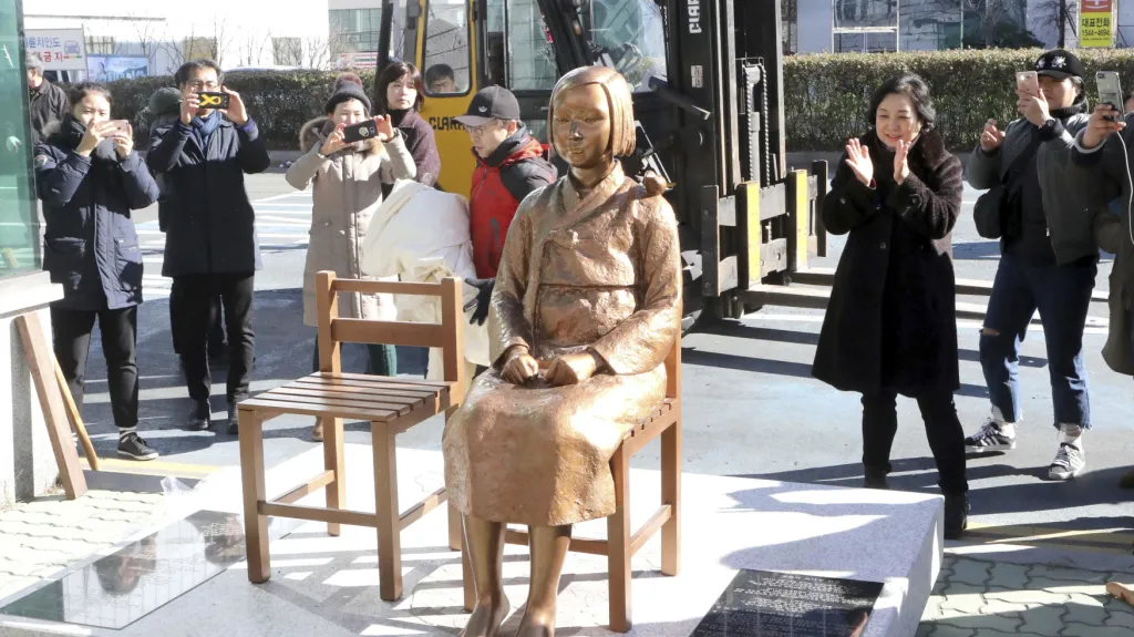 Socha "odevzdané dívky" stojí před konzulátem v Busanu od konce prosince