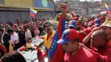 Viceprezident Nicolás Maduro doprovází rakev s Chávezovými ostatky