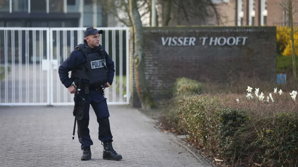 Policista před jednou ze škol v Leidenu