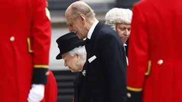 Královna s princem Philipem na pohřbu Margaret Thatcherové