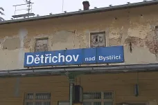 Staré nádražní budově v Dětřichově hrozí demolice. Naopak karvinské nádraží opraví místní spolek