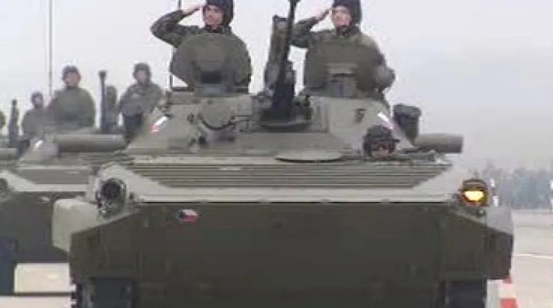 Vojáci v transportéru v Bechyni