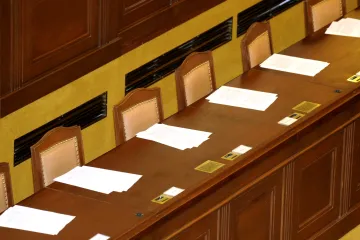 Sobotka chce rozmrazit politikům platy, naváže je na státní zaměstnance