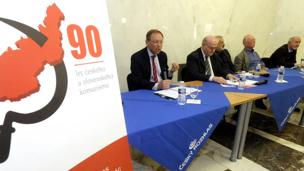 Konference mapující 90 let komunismu