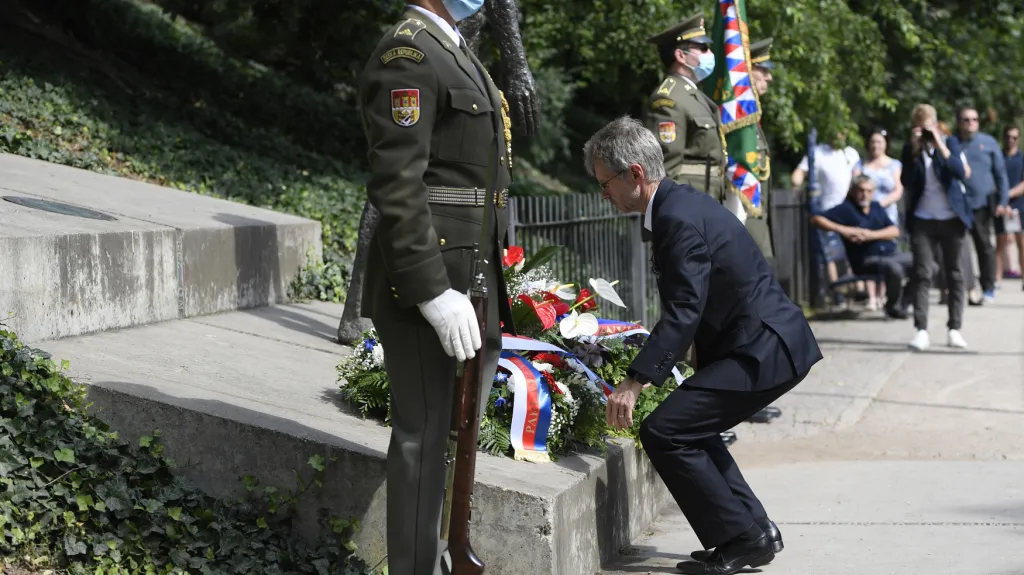 Předseda Senátu na pietním shromáždění u pomníku obětem komunismu na pražském Újezdě