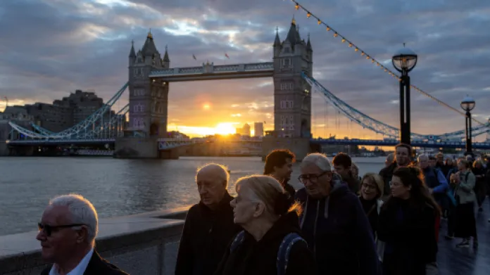 Lidé stojí v pátek ráno ve frontě u Tower Bridge, aby uctili památku britské královny Alžběty Zdroj: REUTERS/Alkis Konstantinidis TPX IMAGES OF THE DAY