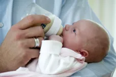 Dítě narozené ženě po očkování proti covidu má také protilátky
