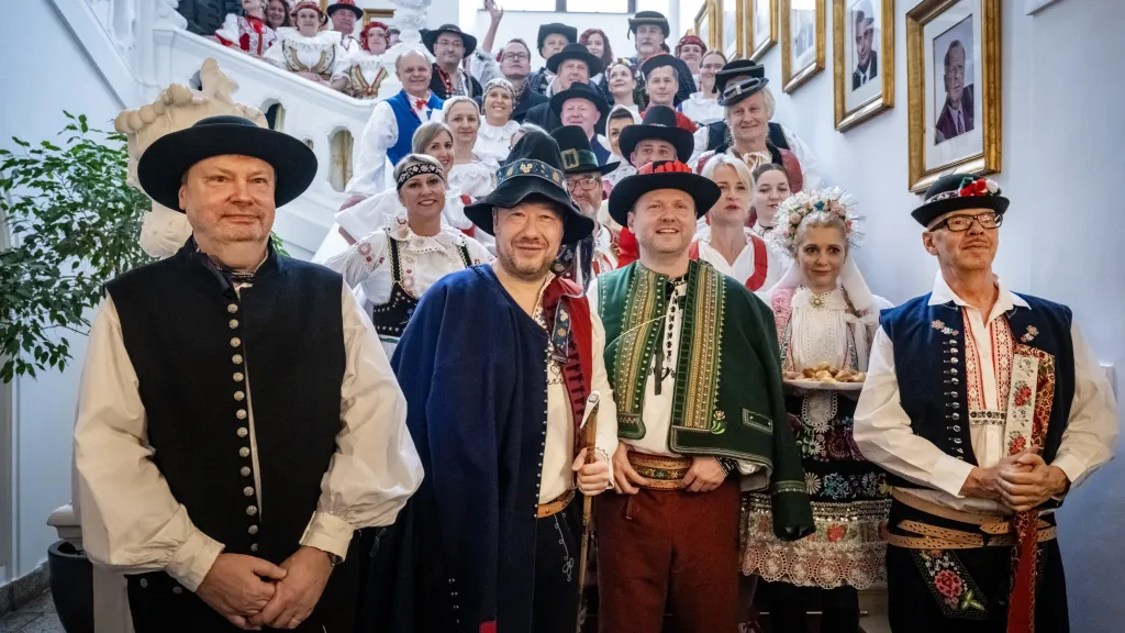 Ve sněmovně byl den krojů