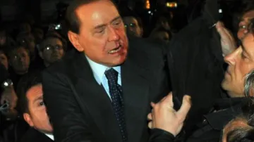 Zraněný Silvio Berlusconi