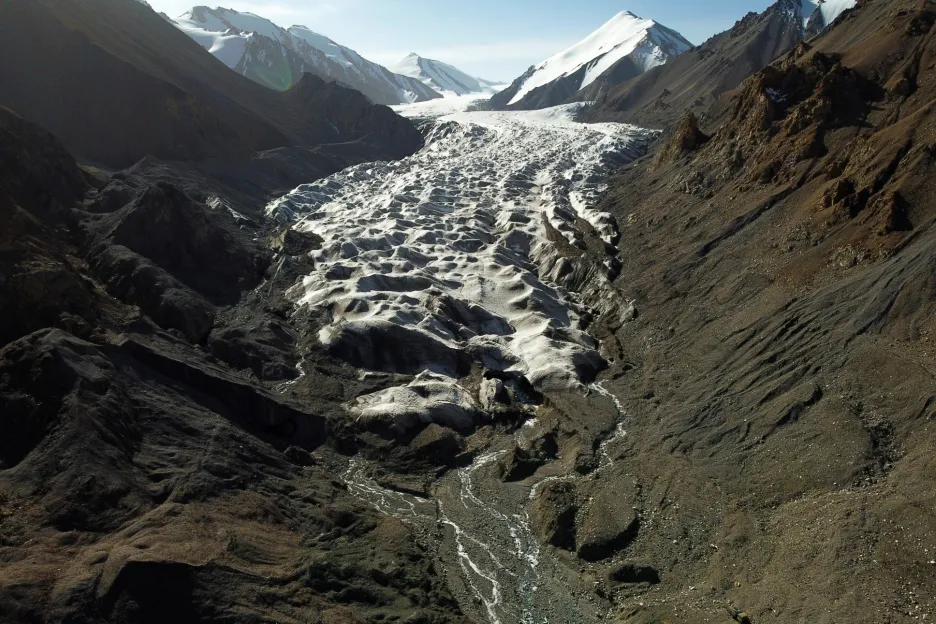 Jeden z největších světových ledovců o rozloze dvacet kilometrů čtverečních, známý jako Laohugou číslo 12, taje závratnou rychlostí. Přišli na to vědci, kteří mají v oblasti u prefekturního města Ťiou-čchüan v Číně svoji laboratoř. Od začátku měření v roce 1950 se rozloha ledovce zmenšila asi o sedm procent