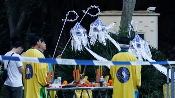 Taoističtí kněží provádějí rituál na ceremoniálu na památku obětí požáru bytového komplexu v Hongkongu