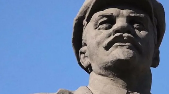 Leninovy sochy na Ukrajině strhávají i obnovují