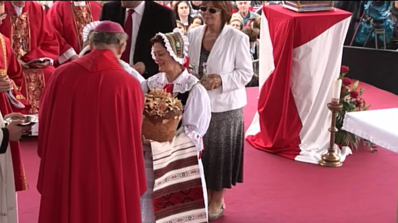 Krajané přinášejí dary při svatováclavské pouti