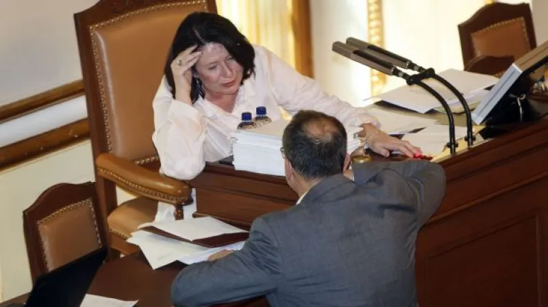 Prezident chce 101 podpisů notářsky ověřených