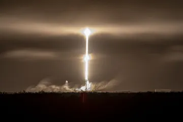 Raketa Dragon přinesla na Mezinárodní vesmírnou stanici vánoční dárky pro posádku i experimentální prací prášek