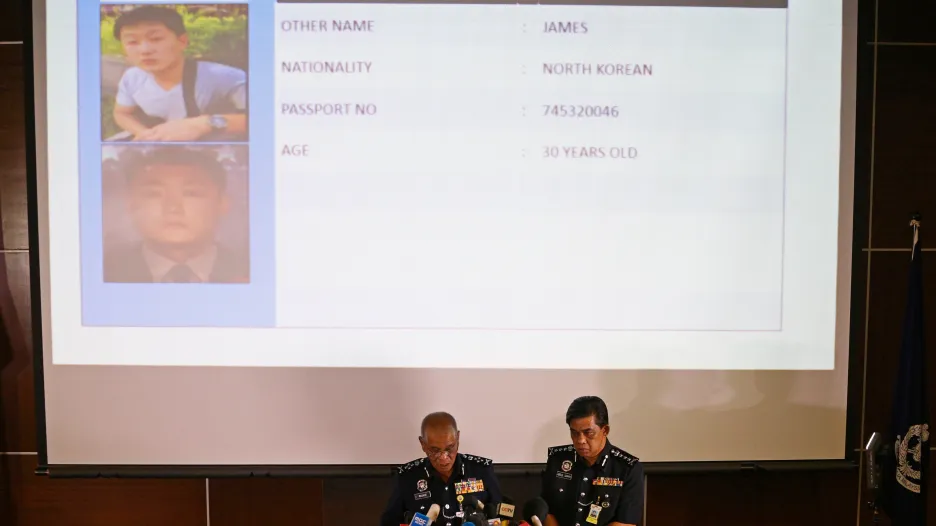 Policie v Kuala Lumpuru ukazuje jednoho z podezřelých Severokorejců