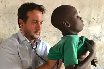 „Nic zlého ty děti neudělaly a celý život trpí.“ Češi léčí v Malawi a učí tam dobročinnosti