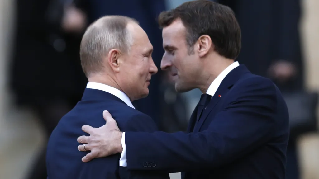 Francouzský prezident Emmanuel Macron s ruským prezidentem Vladimirem Putinem