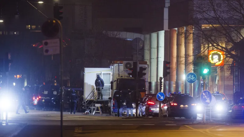 Policisté v lokalitě, kde byl zastřelen muž podezřelý ze spáchání dvou útoků v Kodani