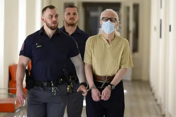 Muž obviněný ze zastřelení ženy na úřadu práce u soudu prohlásil, že je nevinný, a odmítl vypovídat