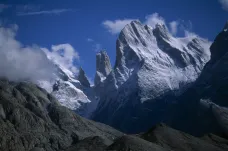 Čeští horolezci uvázlí v Pákistánu zahájili sestup. Jejich záchrana bude pokračovat ve středu