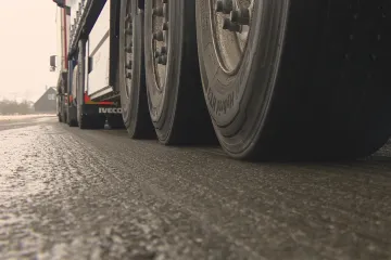 Nehody, zranění, zavřená D6. Ledovka působila problémy