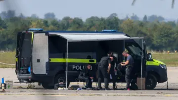 Policisté pracují v blízkosti nákladního letounu Antonov, u něhož byl na letišti Lipsko/Halle nalezen dron