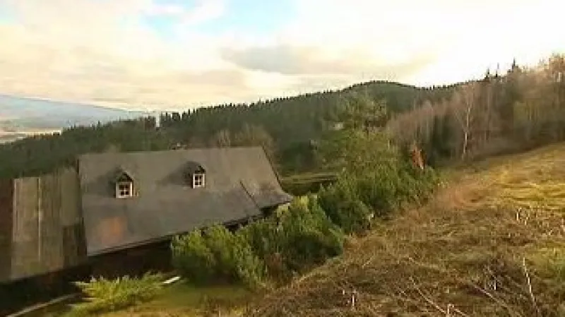 Neobvyklý případ šetří policisté ve Vsetíně, sám se jim totiž přiznal muž z Valašské Bystřice, který vykrádal chaty na česko-slovenském pomezí.