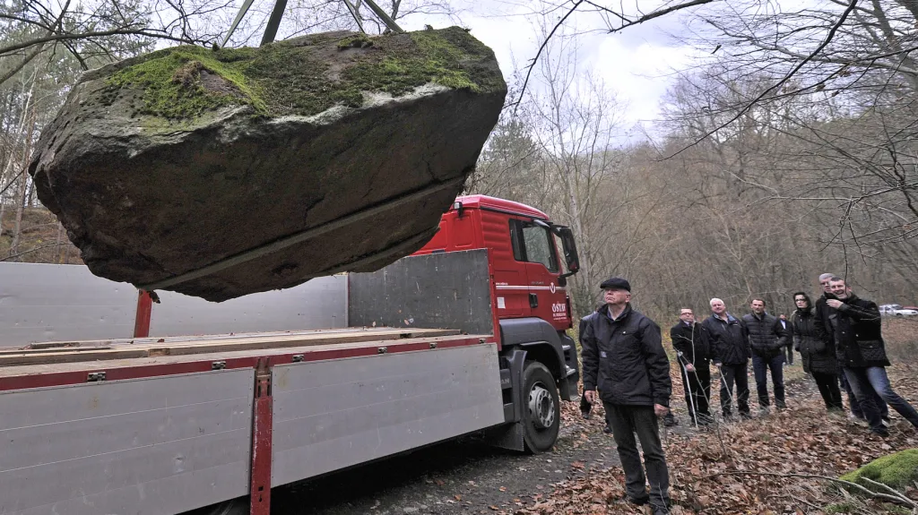 Vyzvednutí budoucího symbolického základního kamene pátého bloku JE Dukovany
