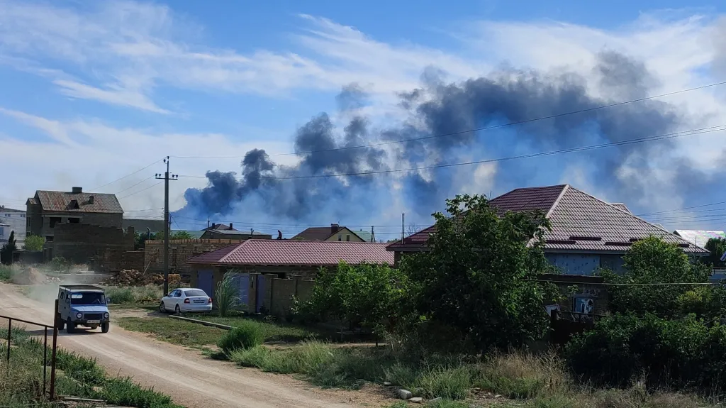 Stoupající dým po explozích u Novofedorivky (9. 8. 2022)