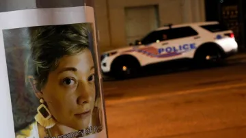 Renee Nicole Goodová na plakátu před ústředím ICE