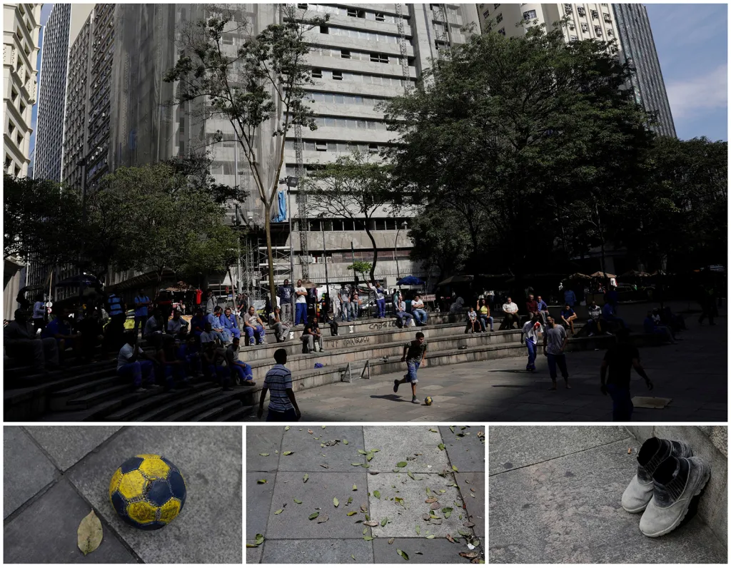 Stavební dělníci si v obědové pauze krátí čas fotbalem ve finanční čtvrti brazilského Ria de Janeiro