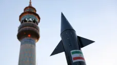 Model rakety na íránských oslavách útoku na Izrael